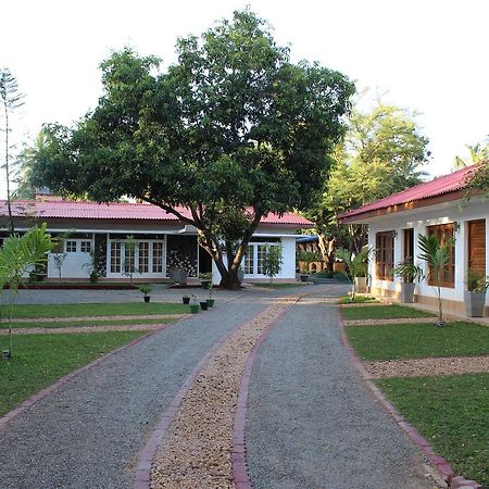 Nirmala Hotel And Restaurant Cidade Antiga de Polonnaruva Exterior foto