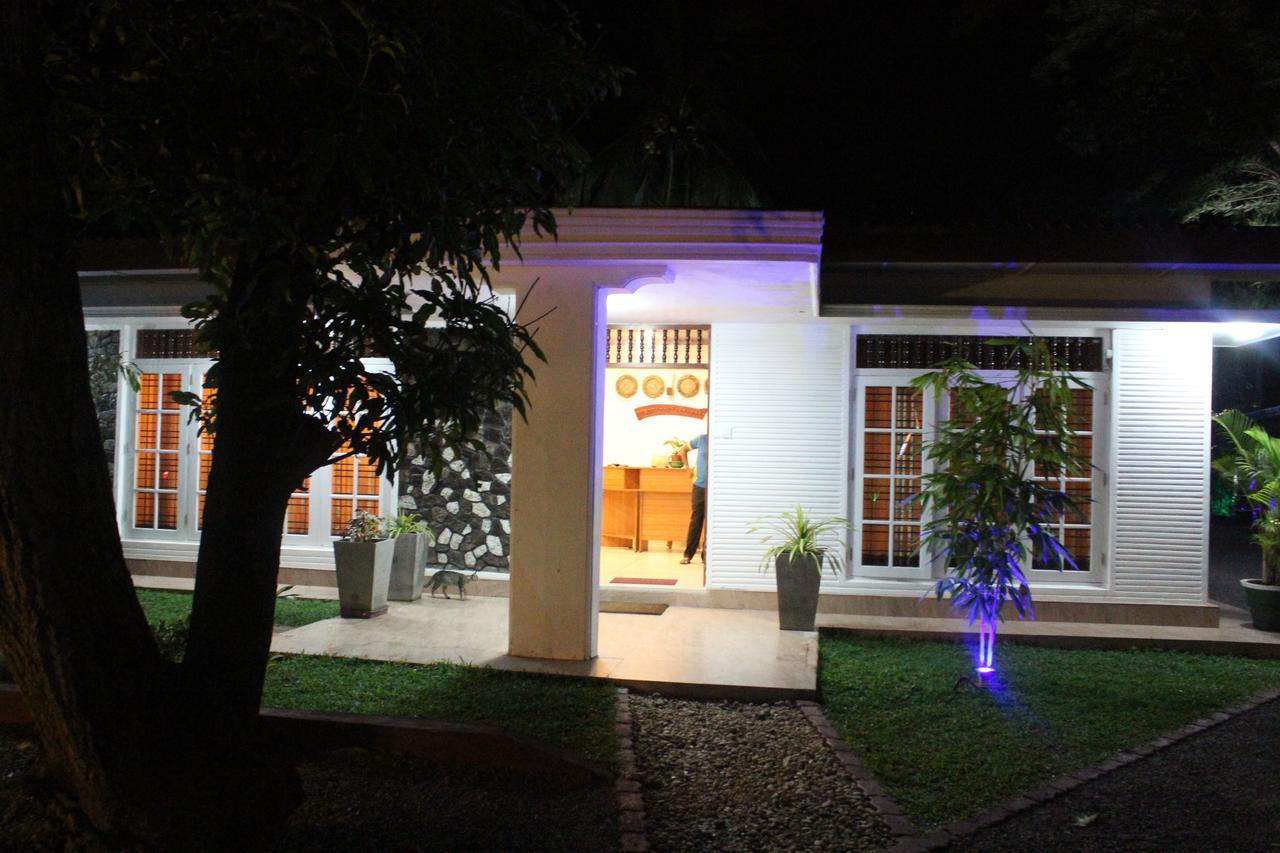 Nirmala Hotel And Restaurant Cidade Antiga de Polonnaruva Exterior foto